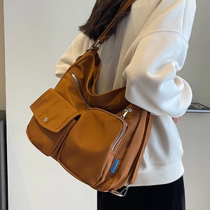 Braune Nylon-Einkaufstasche mit mehreren Taschen am Modell im modernen Stil