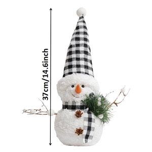 Detail van pluchen sneeuwpop met geblokte muts en hoogtemarkering van 37 cm