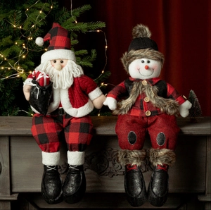 Statuine di Babbo Natale e pupazzo di neve in peluche con cappelli a quadri rossi