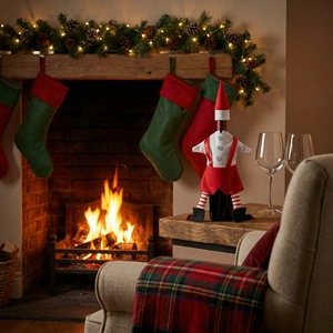 Detail van de feestelijke elf kerstwijnfleshoes met rode en witte vilten versieringen