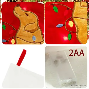 Détail de la chaussette de Noël rouge avec broderie et boîtier à piles LED