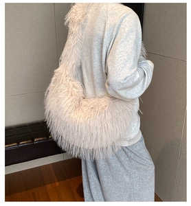 Détail de la texture en fausse fourrure pelucheuse d'un grand sac bandoulière chic