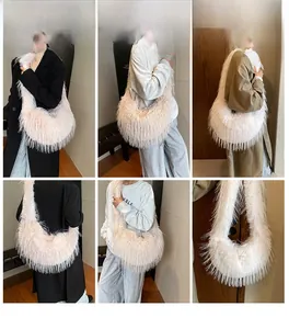 Vues multiples d'un sac hobo en fausses plumes montrant diverses options de style automne