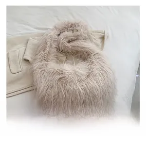 Détail de la texture en fausse fourrure douce d'un sac à bandoulière en peluche beige pour femme