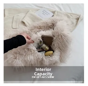 Capacité interne du sac à bandoulière en fausse fourrure avec téléphone et maquillage