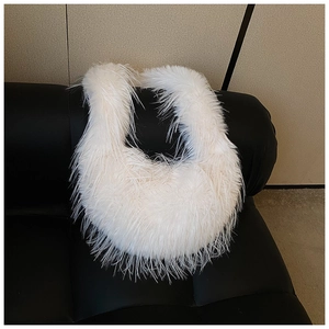 Gros plan sur la texture en fausse fourrure blanche et la forme de ce sac à main