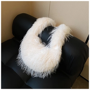 Détail de la texture en fausse fourrure blanche d'un sac à bandoulière chic