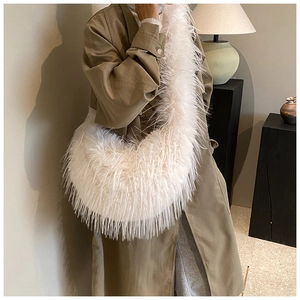 Gros plan d'un sac demi-lune en peluche blanche avec texture en fausse fourrure