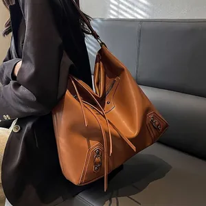 Women Large Capacity PU Leather Shoulder Bag Retro Motorcycle Tote With Rivets Tassels Fashion Commuter Hobo Bag