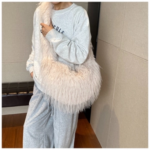 Grand sac cabas en fausse fourrure rose clair dans un look mode automne-hiver élégant