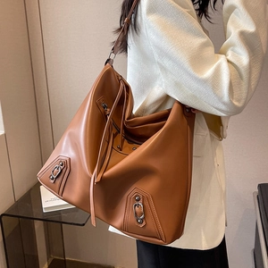 Minimalist caramel brown large capacity hobo bag with fringe and metallic hardware