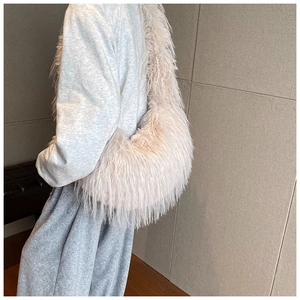 Mannequin portant un sac hobo en fausse fourrure beige clair à texture pelucheuse