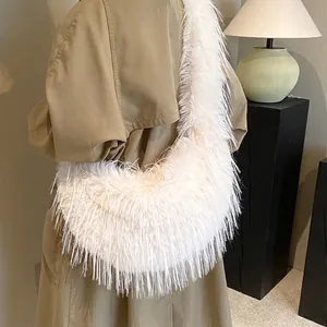 Sac à Épaule Large en Fausse Fourrure Peluche Femme Automne Hiver Chaud Doux Sac Hobo Couleur Unie Main pour Voyage