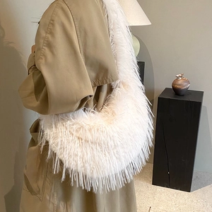Sac à épaule chic en fausse fourrure beige avec texture pelucheuse pour femmes