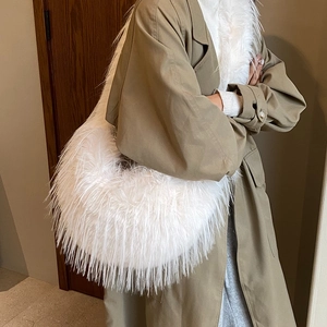 Sac bandoulière chic en fausse fourrure blanche avec texture pelucheuse tendance