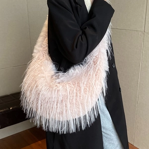 Sac à épaule en peluche rose pour femme avec grande capacité et texture duveteuse