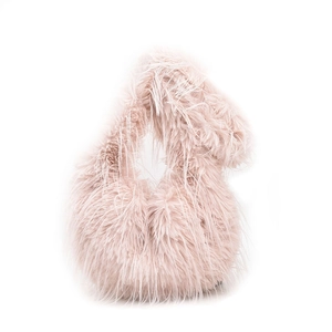 Sac à bandoulière en fausse fourrure rose clair avec texture pelucheuse et poignée large