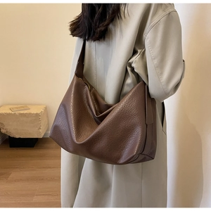 Sac bandoulière marron avec texture grainée et intérieur spacieux pour un usage quotidien