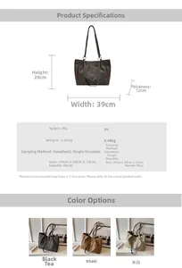 Detail view of large capacity tote bag dimensions 39x28x12cm with metal chain
