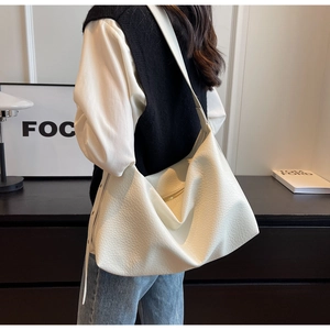 Sac à bandoulière minimaliste en cuir beige avec texture litchi et grande capacité