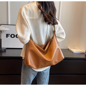 Détail du sac hobo camel avec texture grainée et boucle en métal doré réglable