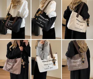 Modell-Collage der vielseitigen Nylon-Tragetasche in Schwarz, Beige, Khaki und Grau