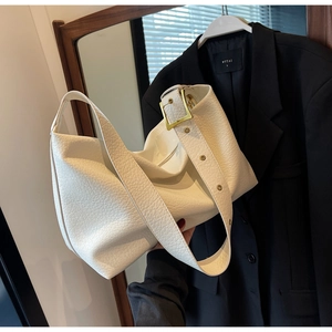 Détail du sac à bandoulière blanc grainé avec boucle de réglage carrée dorée chic