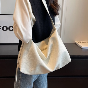 Grand sac bandoulière en cuir grainé blanc avec large bandoulière et design minimaliste
