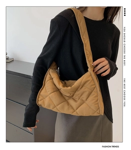 Détail du sac hobo en nylon matelassé marron avec motif de couture en losange