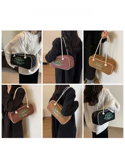 Vues multiples d'un grand sac cabas rétro en toile avec bandoulière corde porté par mannequin