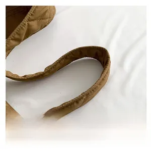 Détail de la bandoulière rembourrée avec texture en nylon matelassé sur le sac fourre-tout