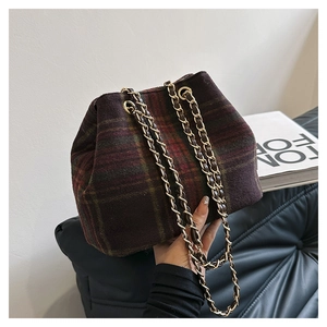 Vue détaillée du sac seau à carreaux vintage avec chaîne dorée pour l'automne et l'hiver