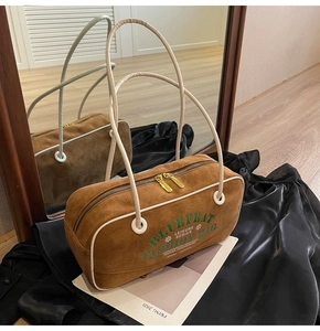 Détail du sac Boston en daim vintage avec bordure en cuir blanc et double zip doré