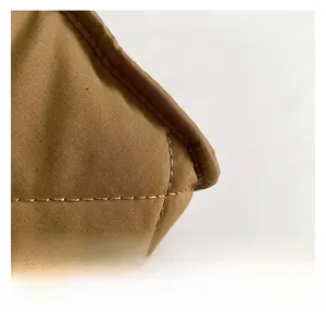 Détail du tissu en nylon matelassé marron avec surpiqûres en losanges de qualité