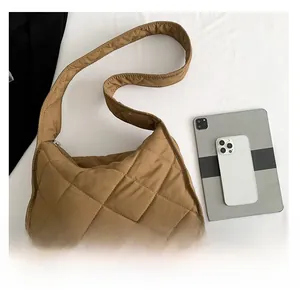 Comparaison de taille du sac fourre-tout matelassé en nylon avec tablette et smartphone
