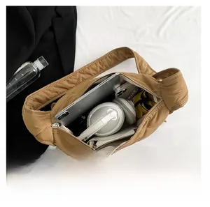 Sac bandoulière en nylon matelassé avec grande capacité pour tablette et casque