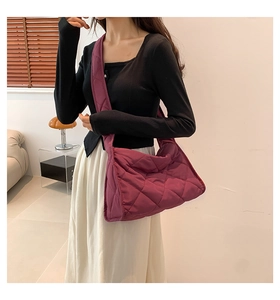 Sac polochon en nylon matelassé violet foncé avec bandoulière large et motif en losanges