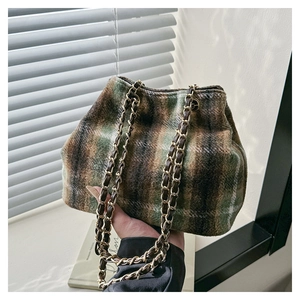 Détail du sac seau en laine avec motif à carreaux classique et chaîne tressée