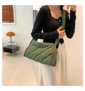Sac fourre-tout matelassé en nylon vert olive porté à l'épaule, style doudoune
