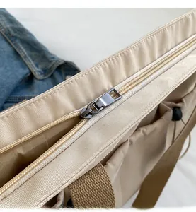 Detail eines glatten gunmetal Reißverschlusses an beige Canvas-Tasche in Nahaufnahme
