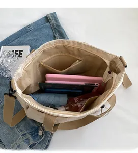 Draufsicht auf das Innere der Canvas-Tasche mit Reißverschlussfach, Tablet und Regenschirm
