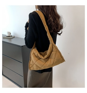 Sac cabas matelassé en nylon kaki montrant sa grande capacité et sa bandoulière