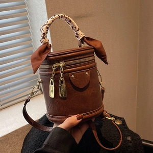 Sac Seau Cylindre en Cuir PU Vintage Avec Poignée en Foulard de Soie Charme de Cadenas Quincaillerie Dorée Sac à Bandoulière Main Femme