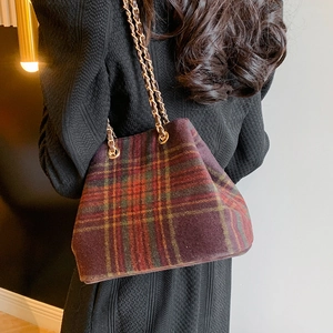 Sac seau à carreaux tartan rouge et vert avec bandoulière chaîne dorée pour l'automne