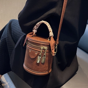 Sac seau vintage en cuir marron avec foulard léopard et détails de cadenas dorés