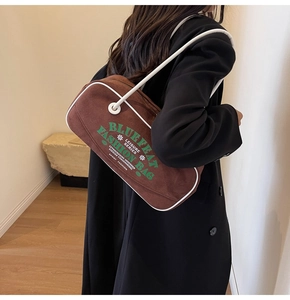 Détail d'un grand sac à bandoulière marron rétro avec bandoulières en corde blanche