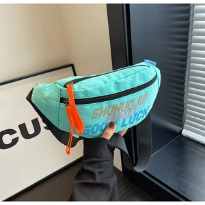 Detail van de muntgroene crossbodytas met pixelletters en oranje ritstrekker koordje