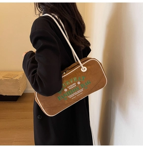 Vue détaillée du grand sac cabas rétro marron avec imprimés mode sur un modèle femme