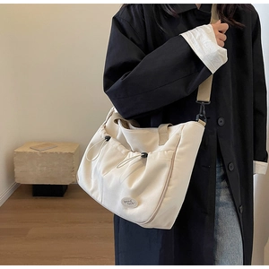Detail der Segeltuchtasche mit Kordelzugtasche und Good Luck Stickerei Aufnäher