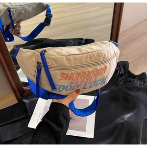 Detail van de beige nylon crossbodytas met blauwe geweven riem en kleurrijke letterprint